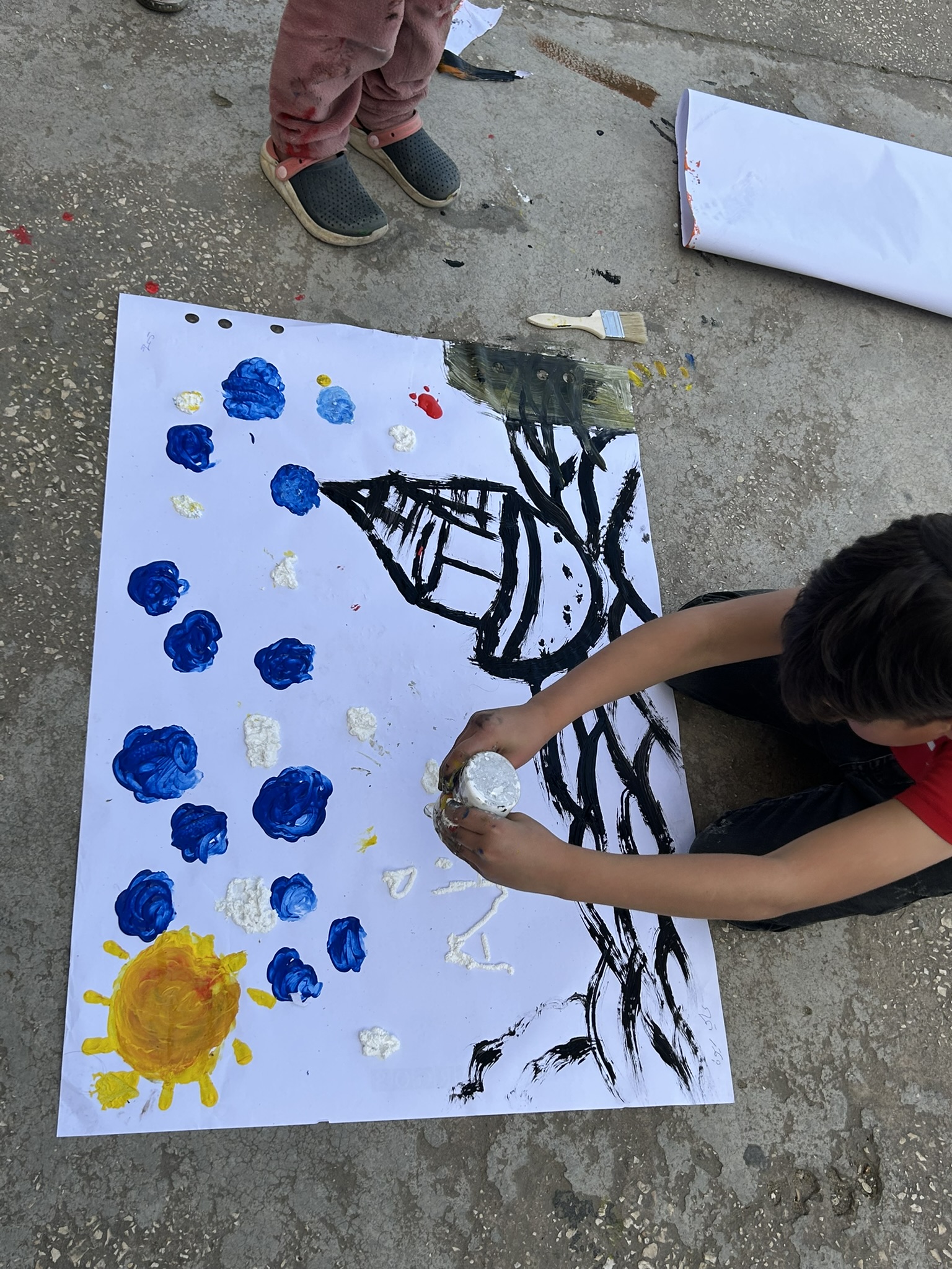 09_Child_painting_landscape