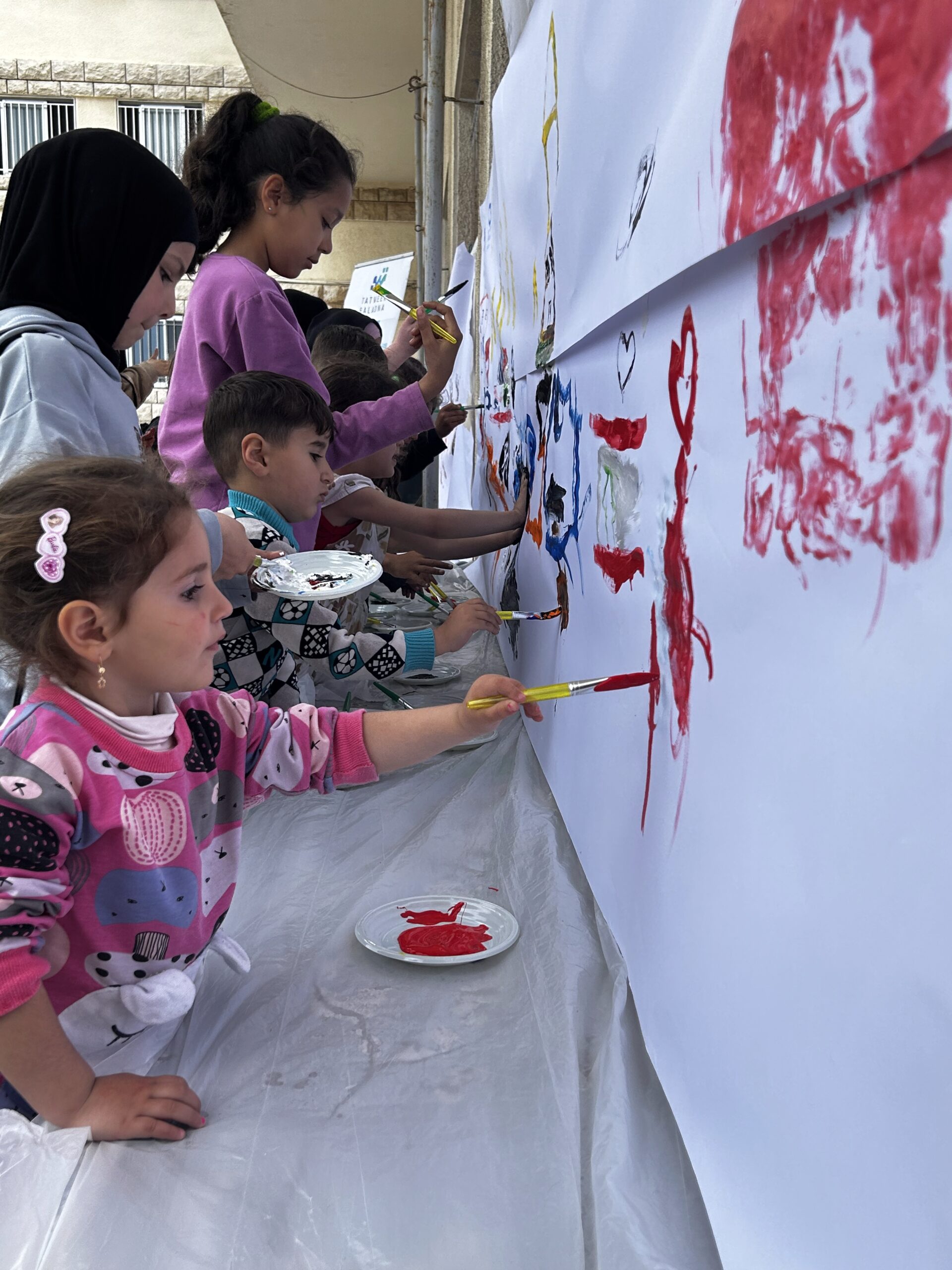 10_Kids_painting_on_wall