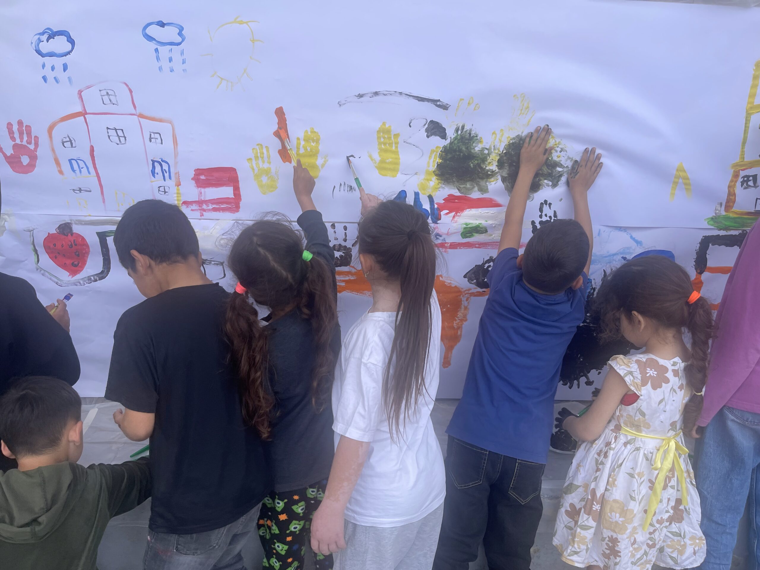 15_Group_kids_at_mural_wall
