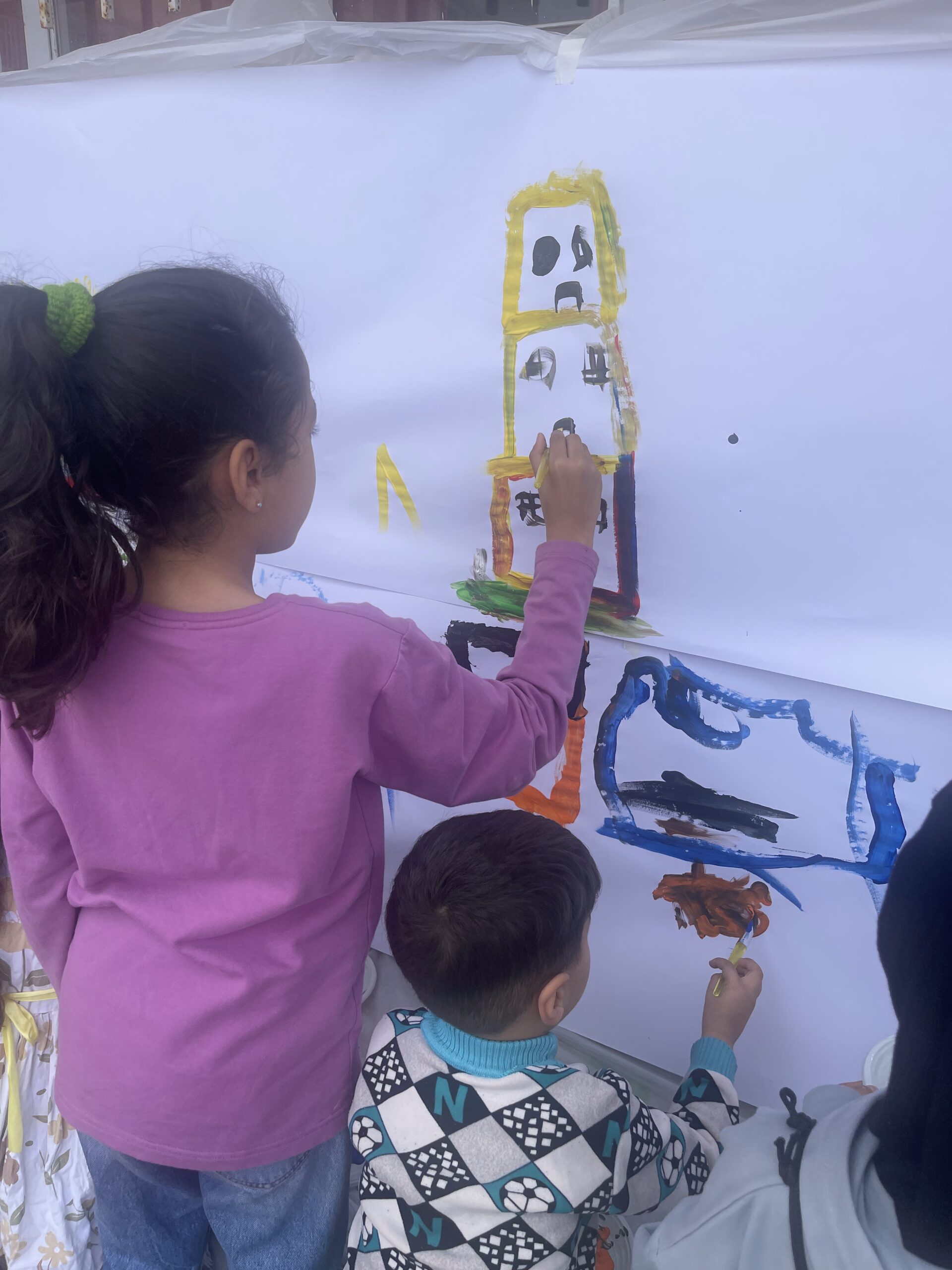 16_Two_kids_painting_buildings