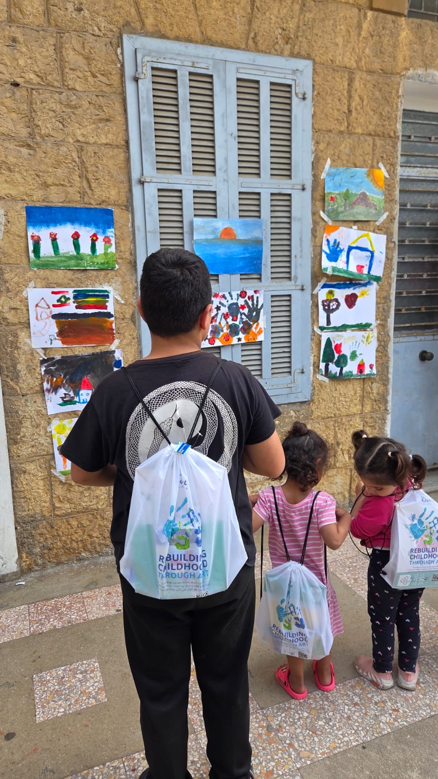 17_Kids_viewing_artwork_display